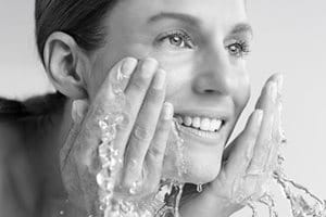 Sieviete mazgā seju