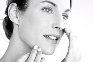 Kas jādara, lai izlīdzinātu sīkās krunciņas un dziļās grumbas uz pieres, ap muti un acīm?